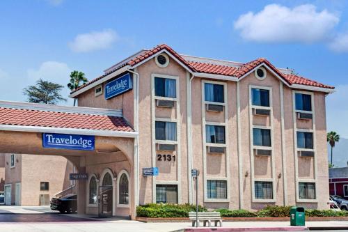 Travelodge by Wyndham Pasadena Central allows 18 year olds to book a room in Pasadena