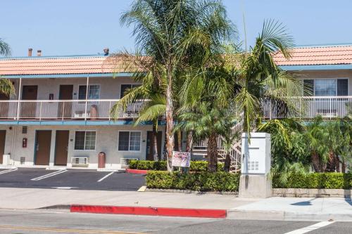 Travelodge by Wyndham Fullerton Near Anaheim allows 18 year olds to book a room in Fullerton