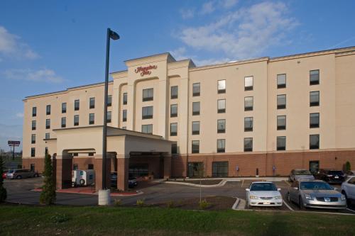 Hampton Inn Springfield-Southeast, MO allows 18 year olds to book a room in Springfield