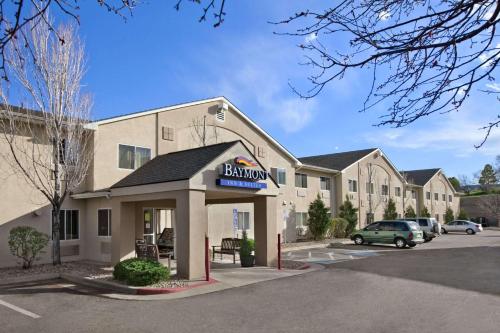 Baymont by Wyndham Golden/Red Rocks allows 18 year olds to book a room in Lakewood