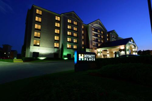 Hyatt Place Dallas Las Colinas allows 18 year olds to book a room in Irving