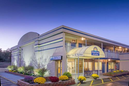 Days Inn & Suites by Wyndham Dayton North allows 18 year olds to book a room in Dayton