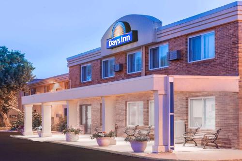 Days Inn by Wyndham Sioux Falls allows 18 year olds to book a room in Sioux Falls