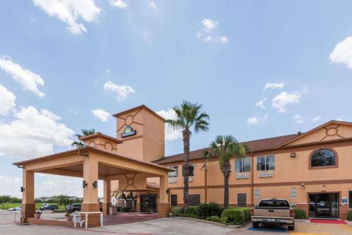 Days Inn & Suites by Wyndham Pasadena allows 18 year olds to book a room in Pasadena