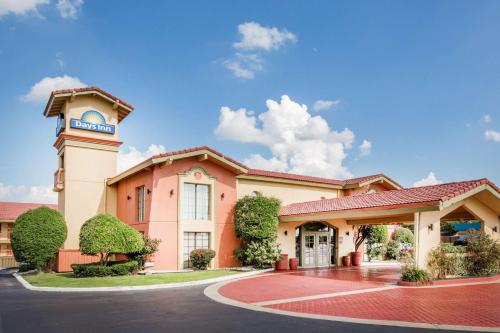 Days Inn by Wyndham Little Rock/Medical Center allows 18 year olds to book a room in Little Rock