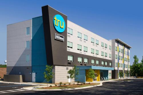 Tru By Hilton Tallahassee Central allows 18 year olds to book a room in Tallahassee