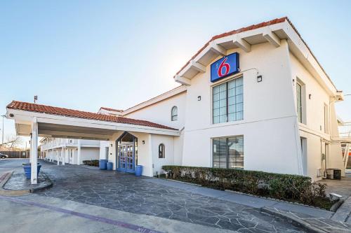 Motel 6-Grand Prairie, TX - Interstate 30 allows 18 year olds to book a room in Grand Prairie