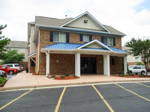 Studio 6-Hampton, VA - Langley AFB Area allows 18 year olds to book a room in Hampton