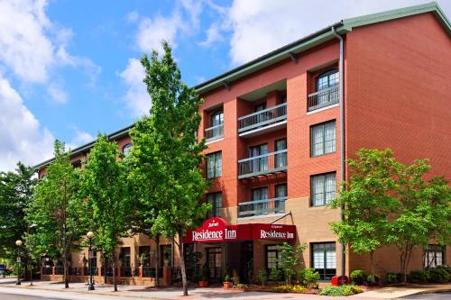 Residence Inn Chattanooga Downtown allows 18 year olds to book a room in Chattanooga