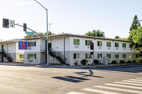 Motel 6-Modesto, CA - Downtown allows 18 year olds to book a room in Modesto