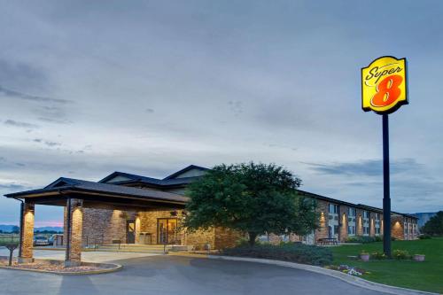 Super 8 by Wyndham Fort Collins allows 18 year olds to book a room in Fort Collins