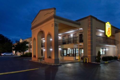 Super 8 by Wyndham Knoxville West/Farragut allows 18 year olds to book a room in Knoxville