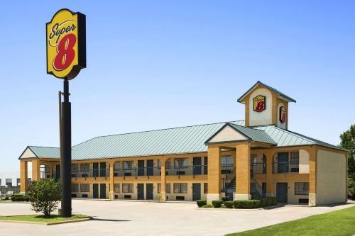 Super 8 by Wyndham Grand Prairie Southwest allows 18 year olds to book a room in Grand Prairie