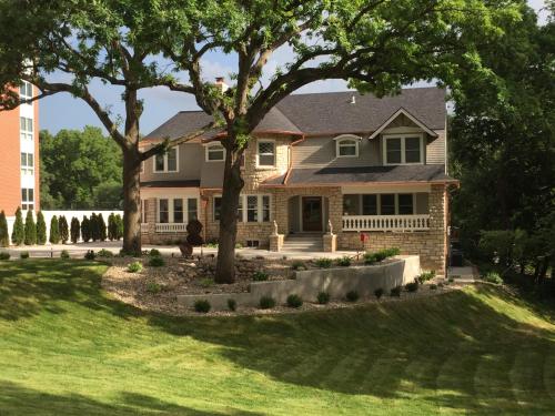 Historical Oscar Lofquist house in the heart of Des Moines allows 18 year olds to book a room in Des Moines