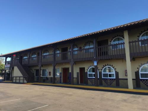 Hacienda Motel allows 18 year olds to book a room in Escondido