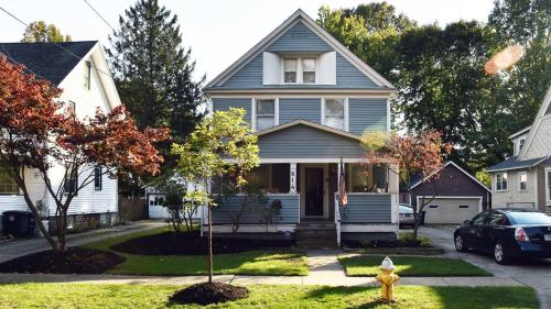 Berrodin Bed & Breakfast allows 18 year olds to book a room in Akron