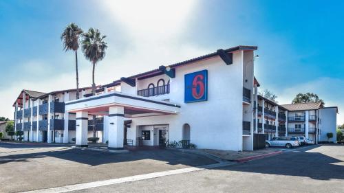 Motel 6-Ontario, CA - Convention Center - Airport allows 18 year olds to book a room in Ontario