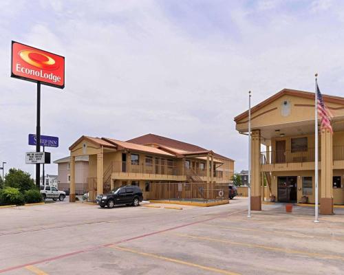 Econolodge Killeen allows 18 year olds to book a room in Killeen