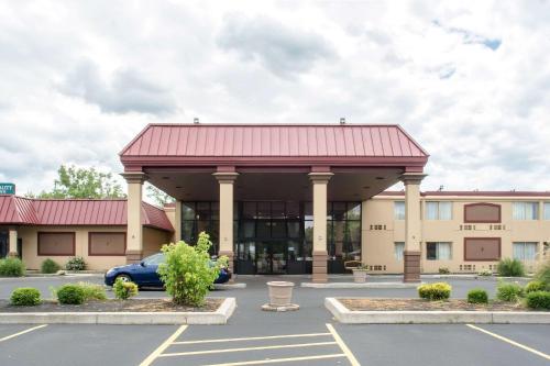 Motel 6 Rochester - Airport allows 18 year olds to book a room in Rochester