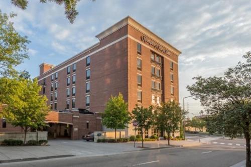 Hampton Inn & Suites Knoxville-Downtown allows 18 year olds to book a room in Knoxville