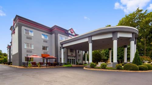 Best Western Plus Newport News allows 18 year olds to book a room in Newport News