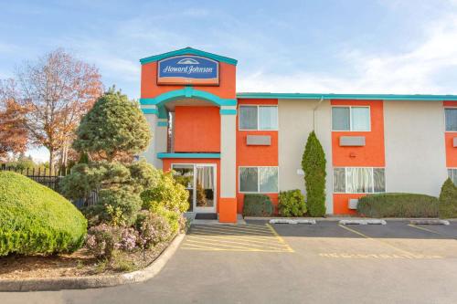 Howard Johnson by Wyndham Salem allows 18 year olds to book a room in Salem