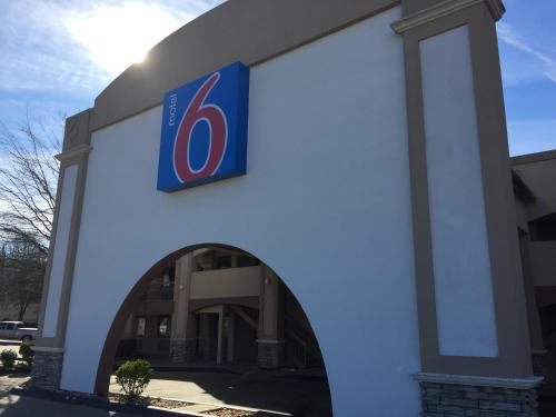 Motel 6-Little Rock, AR - Airport allows 18 year olds to book a room in Little Rock