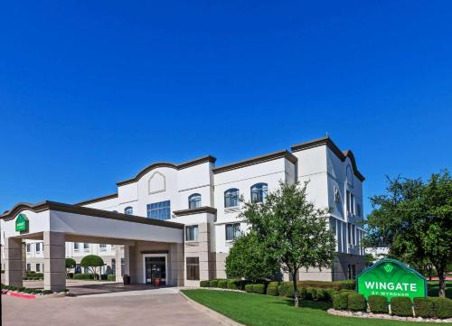 Wingate by Wyndham Dallas/Las Colinas allows 18 year olds to book a room in Irving