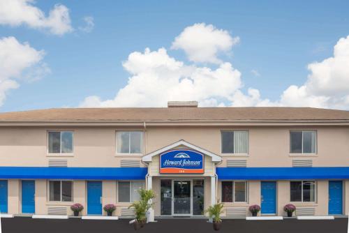 Howard Johnson by Wyndham Springfield allows 18 year olds to book a room in Springfield