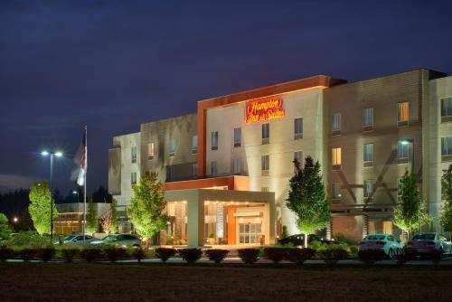 Hampton Inn & Suites Portland/Vancouver allows 18 year olds to book a room in Vancouver