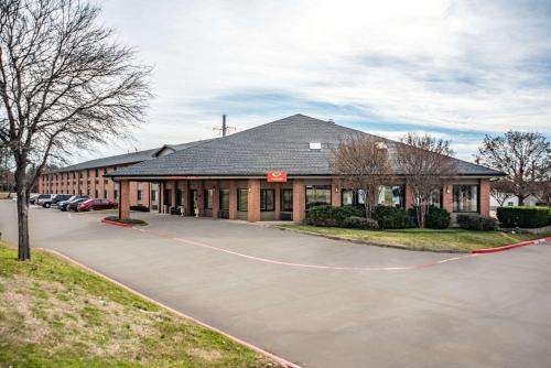 Econo Lodge Inn & Suites allows 18 year olds to book a room in McKinney