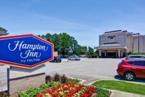 Hampton Inn Birmingham/Mountain Brook allows 18 year olds to book a room in Birmingham