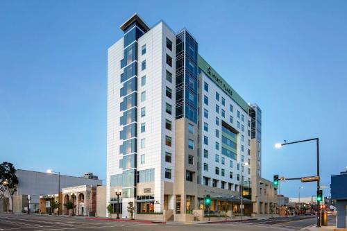 Hyatt Place Glendale/Los Angeles allows 18 year olds to book a room in Glendale