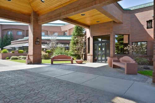 Hampton Inn Spokane Airport allows 18 year olds to book a room in Spokane