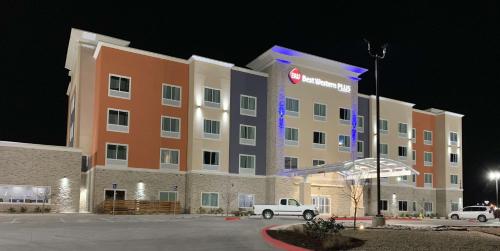 Best Western Plus Medical Center allows 18 year olds to book a room in Amarillo