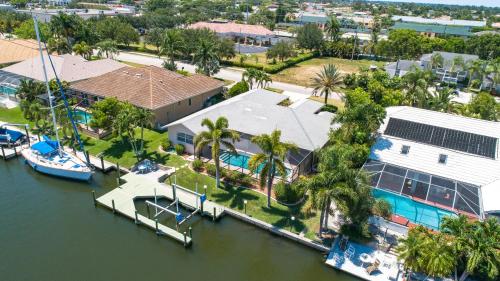 Key Largo SW Cape - waterfront private home locally owned & managed allows 18 year olds to book a room in Cape Coral