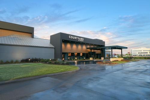 Courtyard by Marriott Dallas DFW Airport North/Irving allows 18 year olds to book a room in Irving