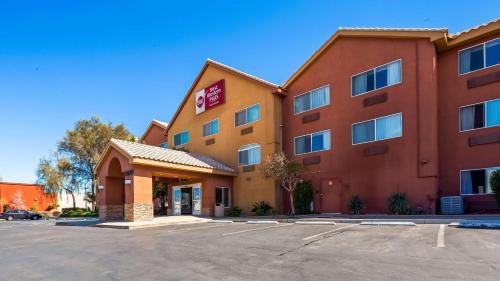 Best Western Plus North Las Vegas Inn & Suites allows 18 year olds to book a room in North Las Vegas