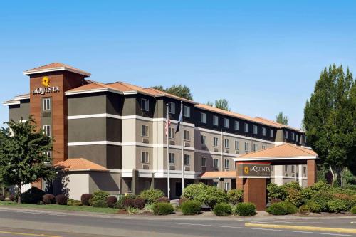 La Quinta by Wyndham Salem OR allows 18 year olds to book a room in Salem