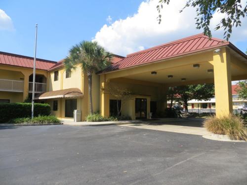 Fairview Inn & Suites Mobile allows 18 year olds to book a room in Mobile