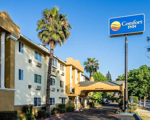 Comfort Inn Modesto allows 18 year olds to book a room in Modesto