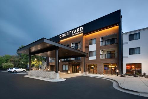 Courtyard Grand Rapids Airport allows 18 year olds to book a room in Grand Rapids