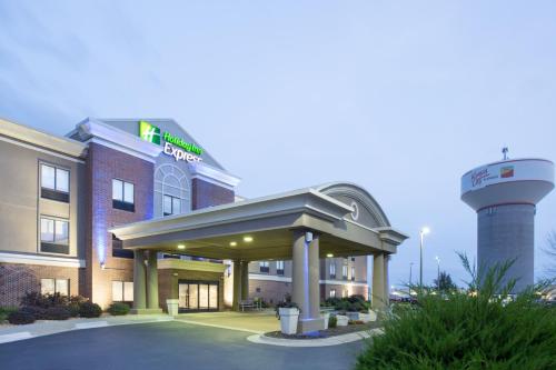 Holiday Inn Express Kansas City - at the Legends!, an IHG Hotel allows 18 year olds to book a room in Kansas City