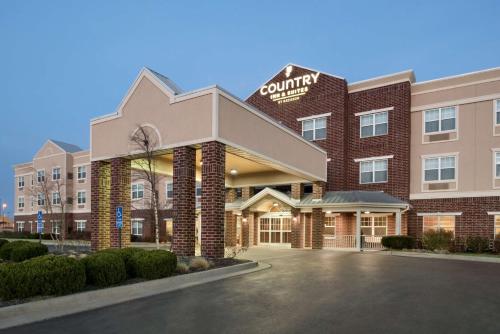 Country Inn & Suites by Radisson, Kansas City at Village West, KS allows 18 year olds to book a room in Kansas City