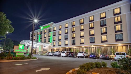 Holiday Inn Knoxville N - Merchant Drive, an IHG Hotel allows 18 year olds to book a room in Knoxville