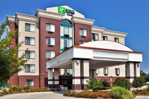 Holiday Inn Express Hotel & Suites Birmingham - Inverness 280, an IHG Hotel allows 18 year olds to book a room in Birmingham