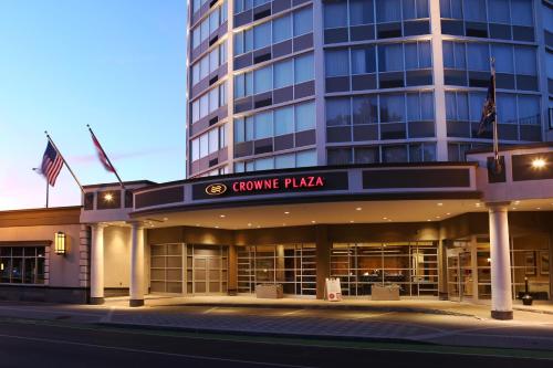 Crowne Plaza Syracuse, an IHG Hotel allows 18 year olds to book a room in Syracuse