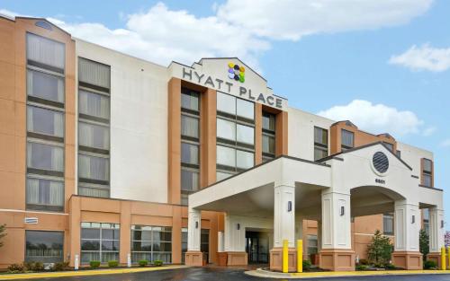 Hyatt Place Kansas City/Overland Park/Metcalf allows 18 year olds to book a room in Overland Park