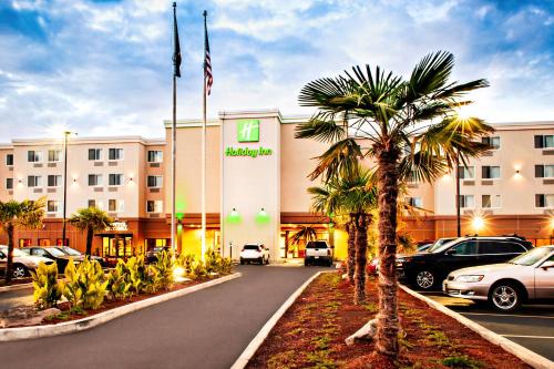 Holiday Inn - Salem, an IHG Hotel allows 18 year olds to book a room in Salem