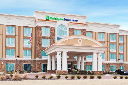 Holiday Inn Express Hotel & Suites Huntsville West - Research Park, an IHG Hotel allows 18 year olds to book a room in Huntsville